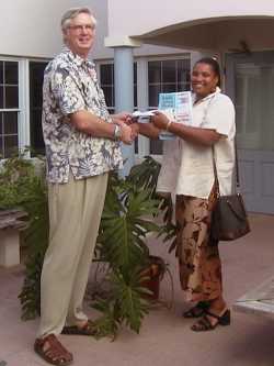 Bob Green presents cheque to 
Ms. Linda Lake
